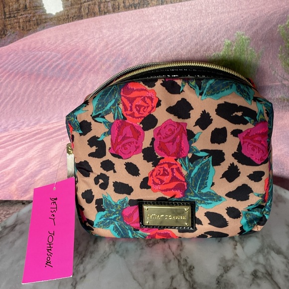 Betsey Johnson Handbags - Reduced NWT Betsey Johnson bow tied square cosmo.